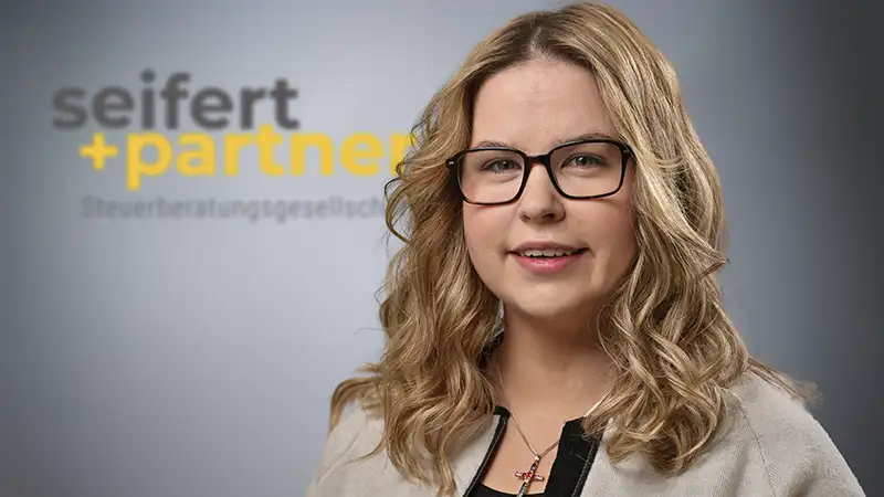 Portrait von Jennifer Mazzoni - Ausbildung zur Kffr. für Büromanagement.